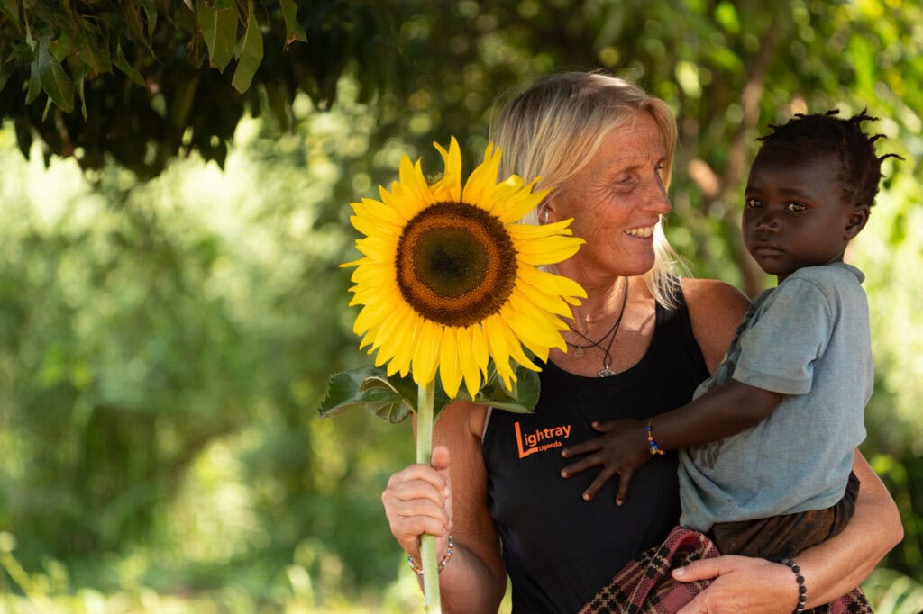 Lichtstrahl uganda kind auf arm von frau