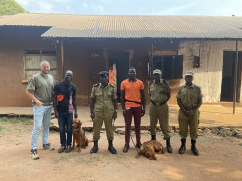 Lichtstrahl uganda therapiehunde gruppenfoto