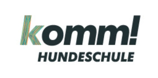 Eine Grafik mit der Aufschrift "komm! HUNDESCHULE" in schwarzer Schrift.